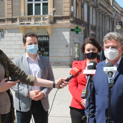 Konferencja prasowa z udziałem Anny Marii Żukowskiej - posłanki Lewicy, Waldemara Kaczmarskiego - Przewodniczącego RM Nowej Lewicy w Radomiu, Patryka Fajdka - szefa struktur Wiosny Roberta Biedronia